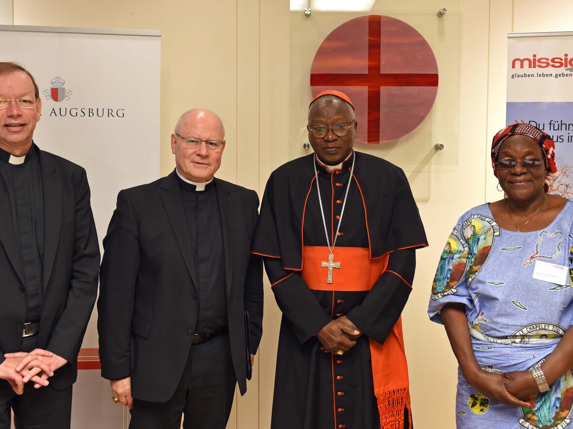Gastgeber und Gäste zum Monat der Weltmission: (v.l.) missio-Präsident Monsignore Wolfgang Huber, Bischof Dr. Konrad Zdarsa, Kardinal Philippe Ouédraogo und Madame Cécile Beloum aus Burkina Faso. (Fotos: Nicolas Schnall / pba)