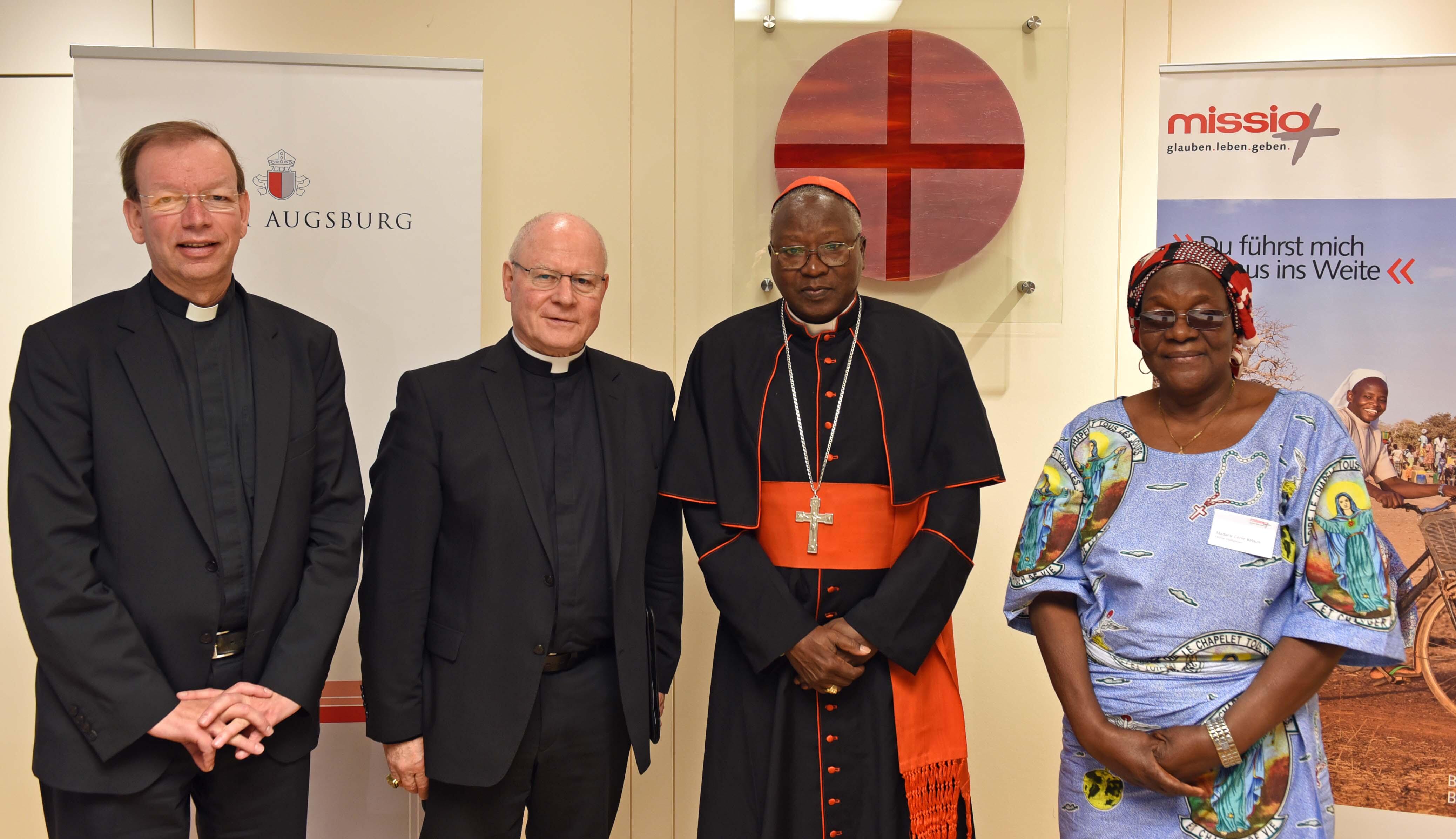 Gastgeber und Gäste zum Monat der Weltmission: (v.l.) missio-Präsident Monsignore Wolfgang Huber, Bischof Dr. Konrad Zdarsa, Kardinal Philippe Ouédraogo und Madame Cécile Beloum aus Burkina Faso. (Fotos: Nicolas Schnall / pba)