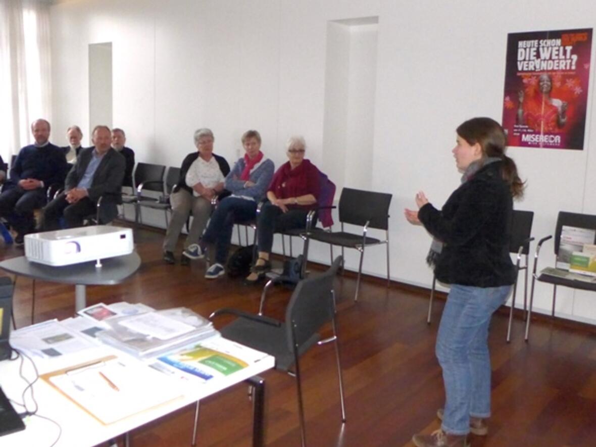 Barbara Schmidt von Misereor stellt die Aktion vor
