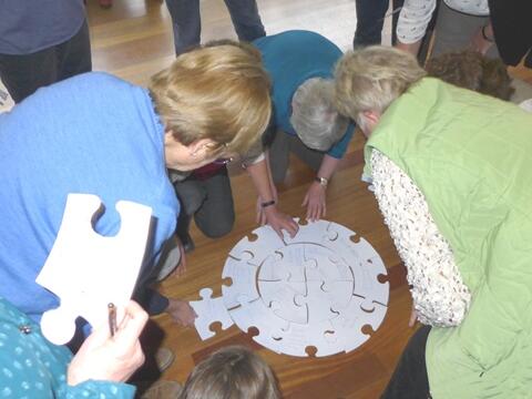 Mit Eifer gehts ans Puzzlen