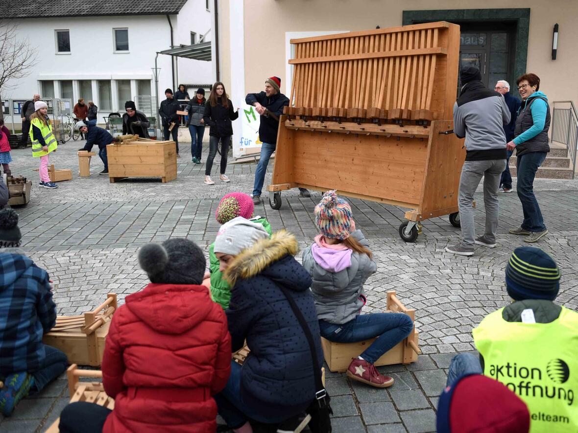 Lautstark eröffneten die Ministranten der PG Nordendorf die diözesane Rätschaktion. (Foto: Simone Zwikirsch / pba)