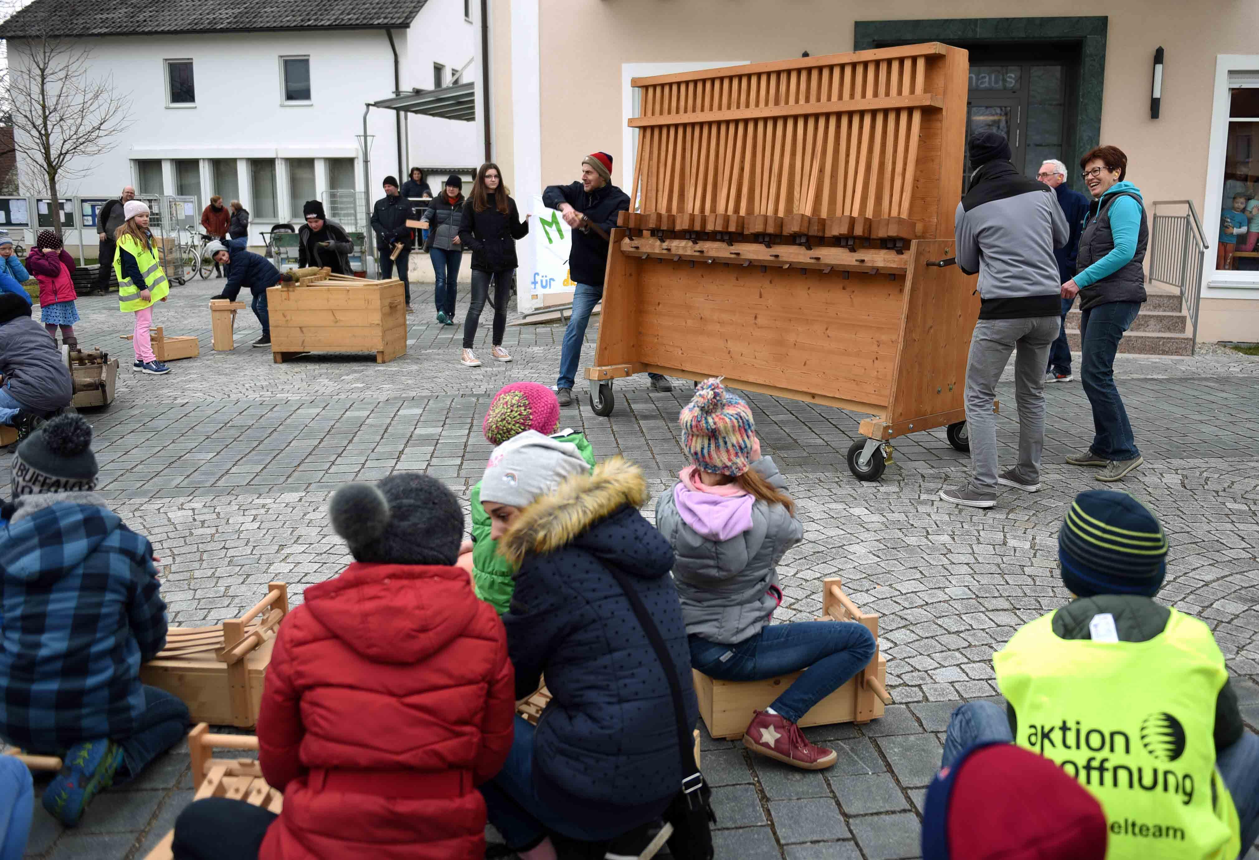 Lautstark eröffneten die Ministranten der PG Nordendorf die diözesane Rätschaktion. (Foto: Simone Zwikirsch / pba)