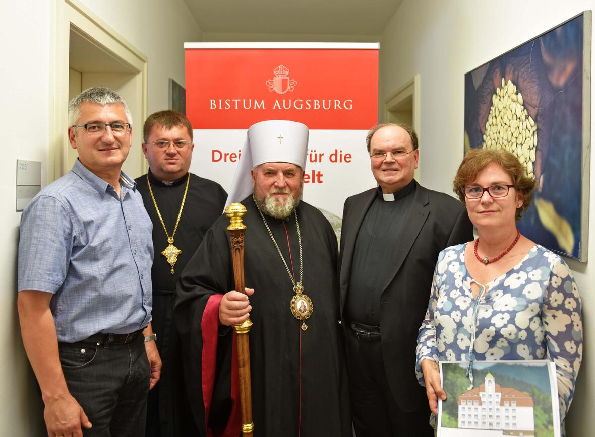 Hoher Besuch aus der Ukraine: Erzbischof Vasyl Semeniuk und Diözesanfinanzdirektor Mitrat Voldymyr Firman aus der Erzdiözese Ternopil-Zboriv bedankten sich bei Vertretern der Abteilung Weltkirche (v.l. Anton Stegmair, Leiter der Abteilung Weltkirche; Prälat Dr. Bertram Meier, Bischöflicher Beauftragter für weltkirchliche Aufgaben im Bistum Augsburg; Andrea Decke, Stiftungsvorstand Bischöflicher Hilfsfonds „Eine Welt“) für die Projektförderung von 500.000 Euro. (Foto: Simone Zwikirsch / pba)