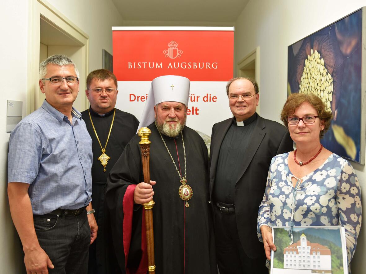 Hoher Besuch aus der Ukraine: Erzbischof Vasyl Semeniuk und Diözesanfinanzdirektor Mitrat Voldymyr Firman aus der Erzdiözese Ternopil-Zboriv bedankten sich bei Vertretern der Abteilung Weltkirche (v.l. Anton Stegmair, Leiter der Abteilung Weltkirche; Prälat Dr. Bertram Meier, Bischöflicher Beauftragter für weltkirchliche Aufgaben im Bistum Augsburg; Andrea Decke, Stiftungsvorstand Bischöflicher Hilfsfonds „Eine Welt“) für die Projektförderung von 500.000 Euro. (Foto: Simone Zwikirsch / pba)