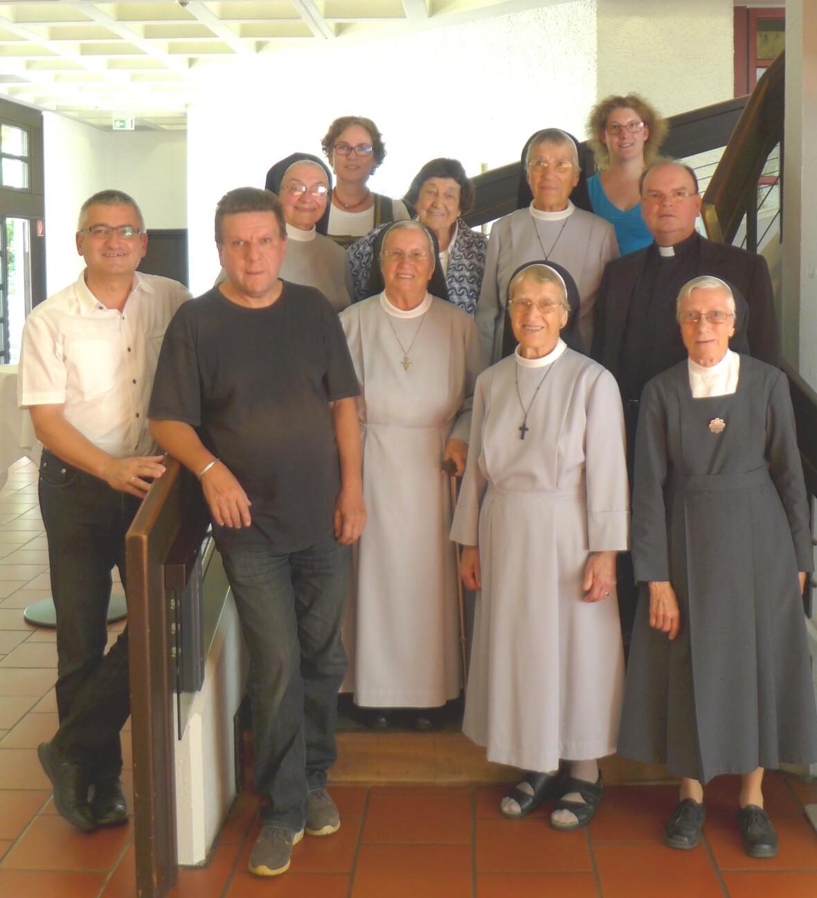 Zum Gruppenfoto stellten sich die Heimat-Urlauber-Missionare während des Treffens in der Ulrichswoche zusammen mit Domdekan Prälat Dr. Bertram Meier (2. Reihe, rechts) auf. Von links: 1. Reihe: Anton Stegmair, Pfarrer Hermann Renz (Kenia), Sr. Nicodema Schulze OSF (Brasilien), Sr. Hiltraud Goppert OSF (Mosambik), Sr. Richlinde Schmid OSF (Südafrika),