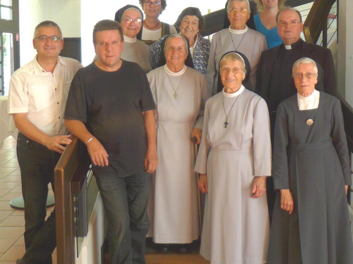 Zum Gruppenfoto stellten sich die Heimat-Urlauber-Missionare während des Treffens in der Ulrichswoche zusammen mit Domdekan Prälat Dr. Bertram Meier (2. Reihe, rechts) auf. Von links: 1. Reihe: Anton Stegmair, Pfarrer Hermann Renz (Kenia), Sr. Nicodema Schulze OSF (Brasilien), Sr. Hiltraud Goppert OSF (Mosambik), Sr. Richlinde Schmid OSF (Südafrika),