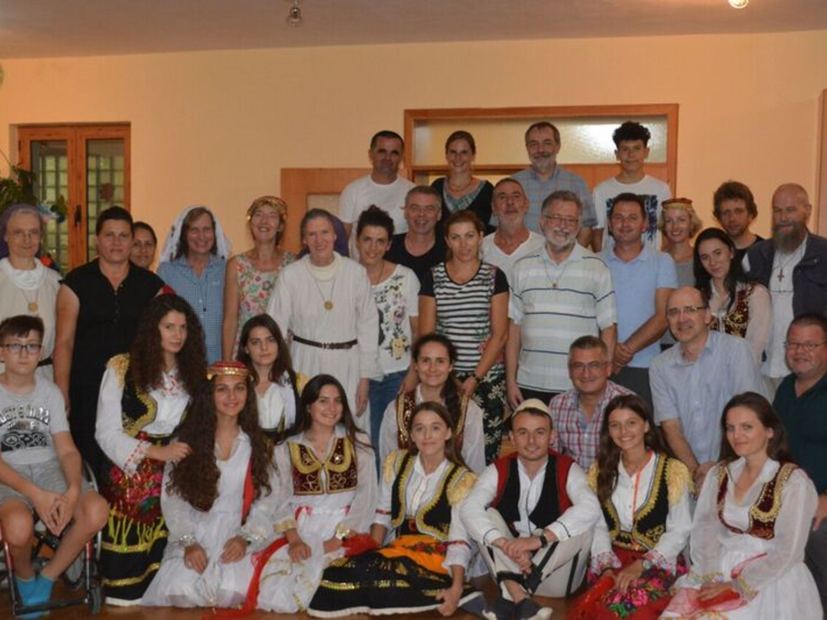 Jugendliche in Shkodra veranstalten für die Gäste ein Fest