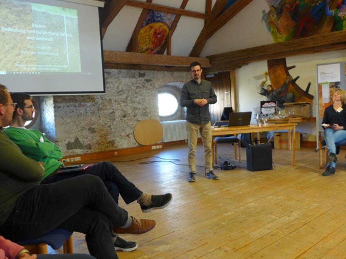 Geograph Peter von Schnakenburg aus Stuttgart führte in die Thematik Boden ein