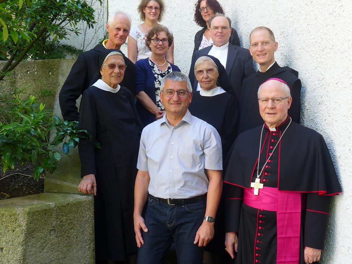 Zum Gruppenfoto stellten sich die Heimaturlauber-Missionare während ihres Treffens zusammen mit Bischof Dr. Konrad Zdarsa und Anton Stegmair (vordere Reihe) auf. Hinten von links: Silvia Woidschützke, Inge Pecher. Mittlere Reihe: Bruder Coelestin Rapp OSB, Andrea Decke, Domdekan Prälat Dr. Bertram Meier. Vordere Reihe: Schwester Maria Goretti Gast, Schwester Sigirada Dopfer, Bruder Jesaja Sienz (alle OSB).