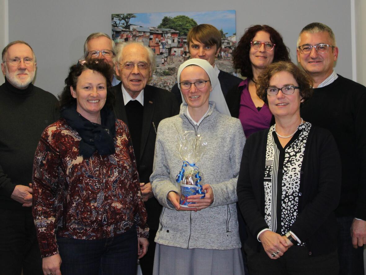 Mit einem kleinen Präsent und einem herzlichen Vergelt‘s Gott verabschiedeten die Mitglieder der Bischöflichen Missionskommission des Bistums Augsburg Schwester Agata Mech (Mitte), v.l.n.r.: Pfr. Max Stetter, Christine Hartmann (aktion hoffnung), Franz Richter, Hwst. H. Weihbischof em. Josef Grünwald, Johannes Müller (aktion hoffnung), Ingeborg Pecher, Andrea Decke (beide Abteilung Weltkirche) und Anton Stegmair (Leiter der Abteilung Weltkirche)