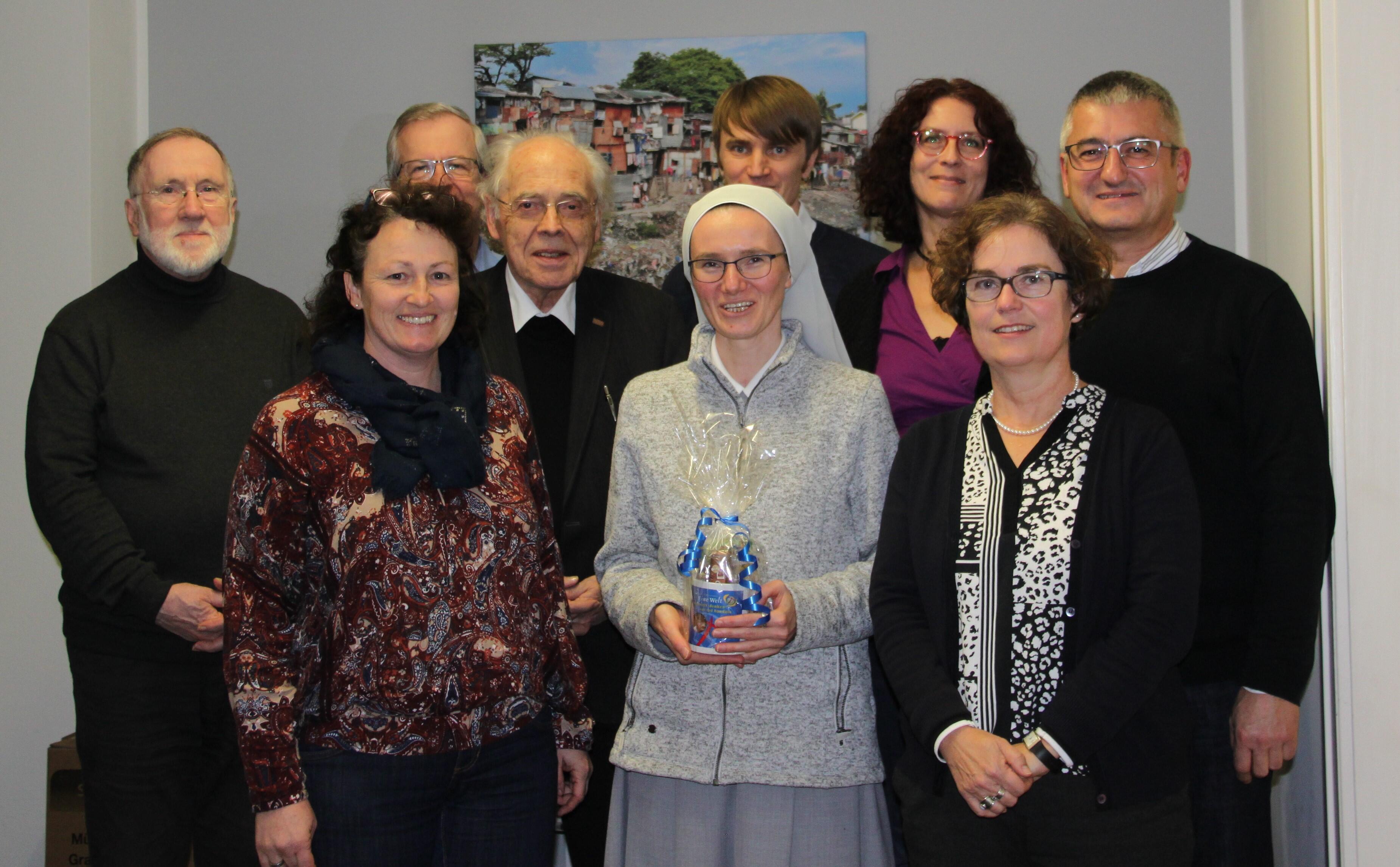 Mit einem kleinen Präsent und einem herzlichen Vergelt‘s Gott verabschiedeten die Mitglieder der Bischöflichen Missionskommission des Bistums Augsburg Schwester Agata Mech (Mitte), v.l.n.r.: Pfr. Max Stetter, Christine Hartmann (aktion hoffnung), Franz Richter, Hwst. H. Weihbischof em. Josef Grünwald, Johannes Müller (aktion hoffnung), Ingeborg Pecher, Andrea Decke (beide Abteilung Weltkirche) und Anton Stegmair (Leiter der Abteilung Weltkirche)