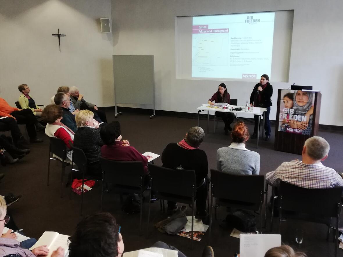 Barbara Schmidt und Ana Maria Padron Martinez führten in das Motto von Misereor ein.