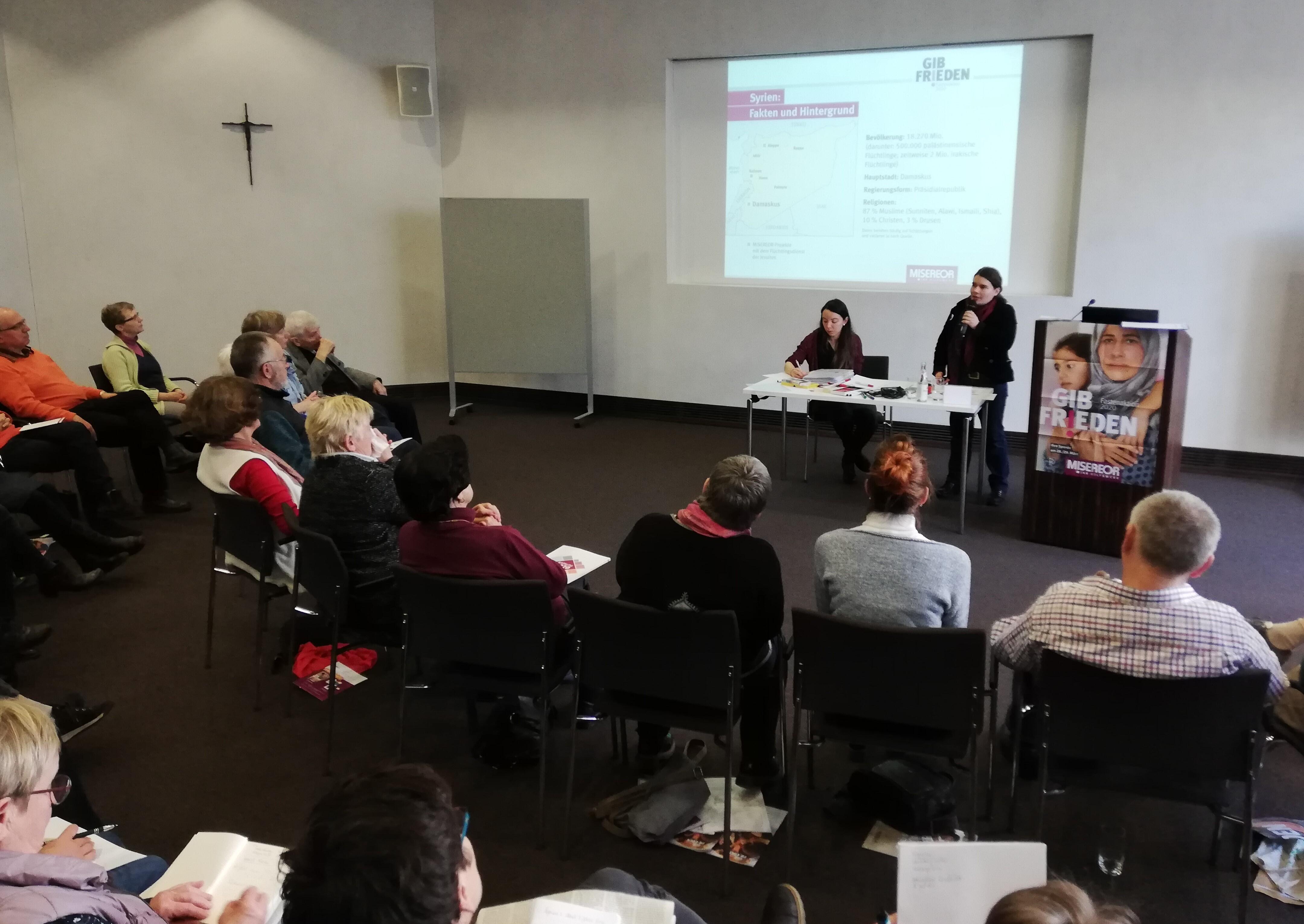 Barbara Schmidt und Ana Maria Padron Martinez führten in das Motto von Misereor ein.