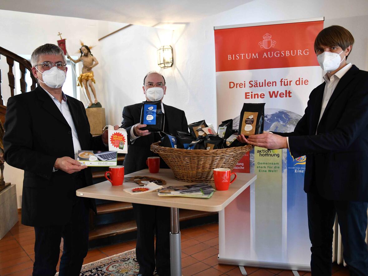In der Fastenzeit Kaffee trinken und gleichzeitig Gutes tun. Bischof Bertram unterstützt die Aktion (Fotos: Maria Steber / pba).