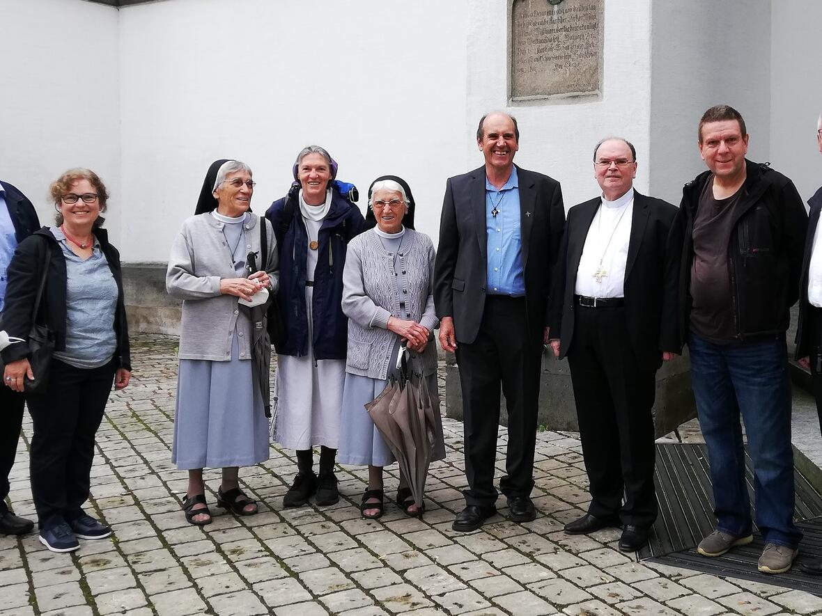 Zum Gruppenfoto stellten sich die Heimat-Urlauber-Missionare während des Treffens in der Ulrichswoche zusammen mit Bischof Dr. Bertram Meier (3. von rechts) auf. Von links: Dr. Peter Frasch, Andrea Decke, Schwester Avila Goppert (Mosambik), Schwester Christina Färber (Albanien), Schwester Hiltraud Goppert OSF (Mosambik), Pfarrer Hubert Mößmer (Kenia), Pfarrer Hermann Renz (Kenia) und Anton Stegmair
