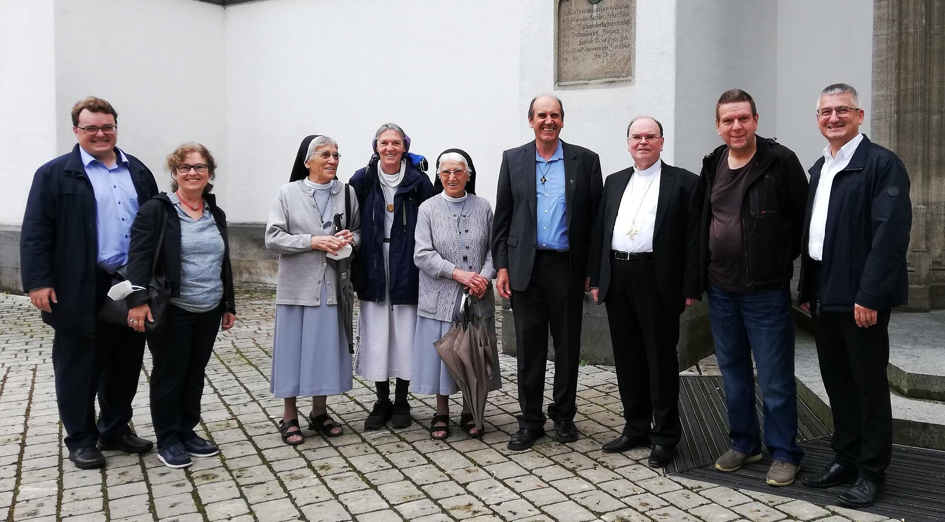 Zum Gruppenfoto stellten sich die Heimat-Urlauber-Missionare während des Treffens in der Ulrichswoche zusammen mit Bischof Dr. Bertram Meier (3. von rechts) auf. Von links: Dr. Peter Frasch, Andrea Decke, Schwester Avila Goppert (Mosambik), Schwester Christina Färber (Albanien), Schwester Hiltraud Goppert OSF (Mosambik), Pfarrer Hubert Mößmer (Kenia), Pfarrer Hermann Renz (Kenia) und Anton Stegmair