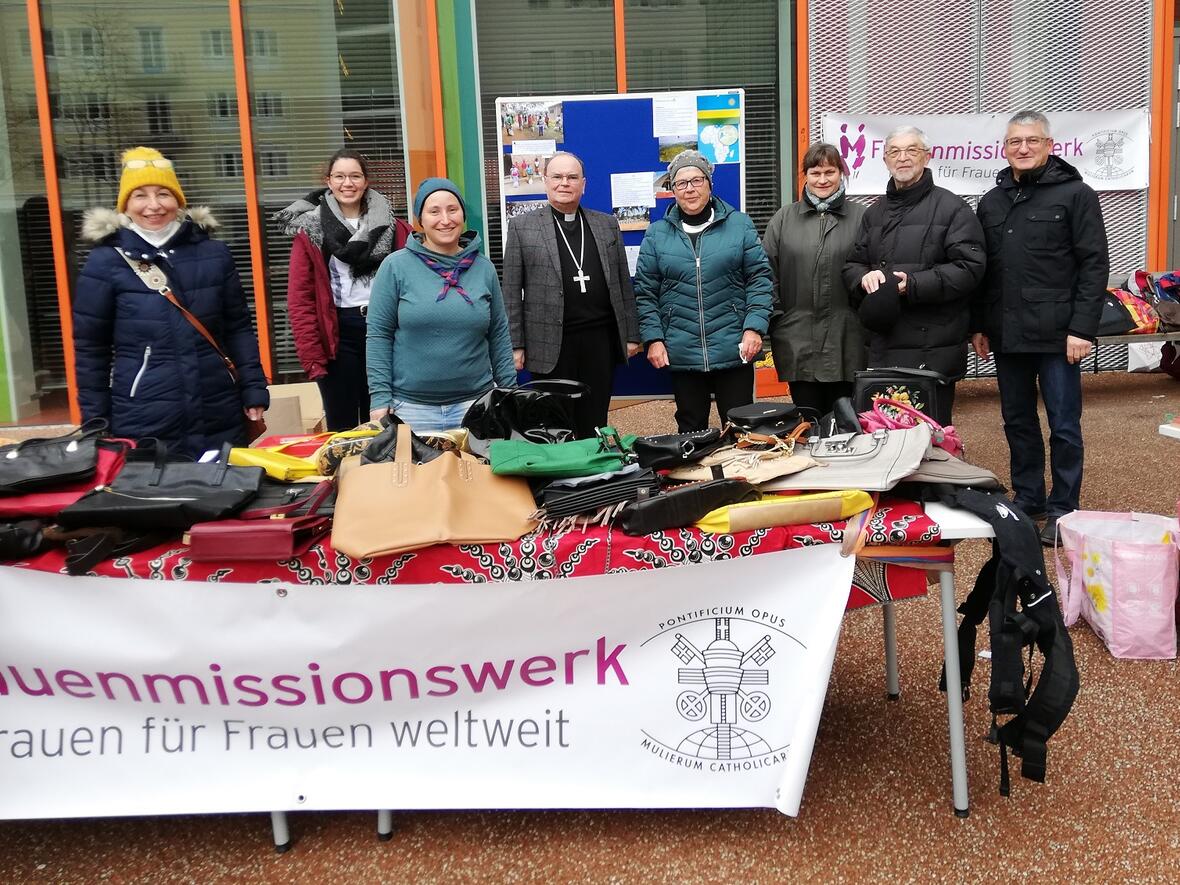 Bischof Dr. Bertram Meier besuchte den Flohmarkt des Frauenmissionswerkes in Augsburg