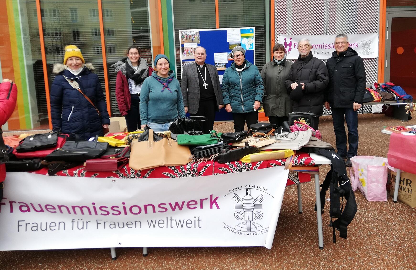 Bischof Dr. Bertram Meier besuchte den Flohmarkt des Frauenmissionswerkes in Augsburg
