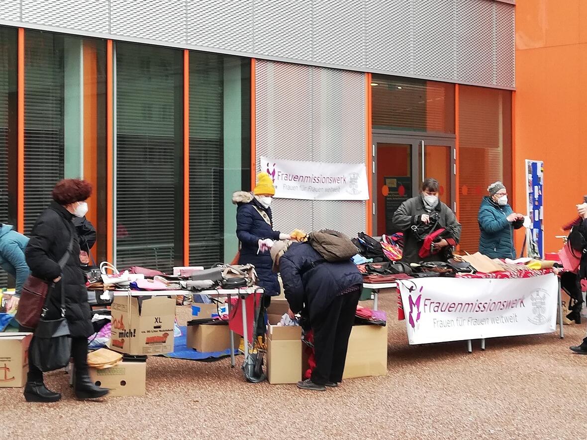 Der Flohmarkt vor der Augsburger Stadtbibliothek