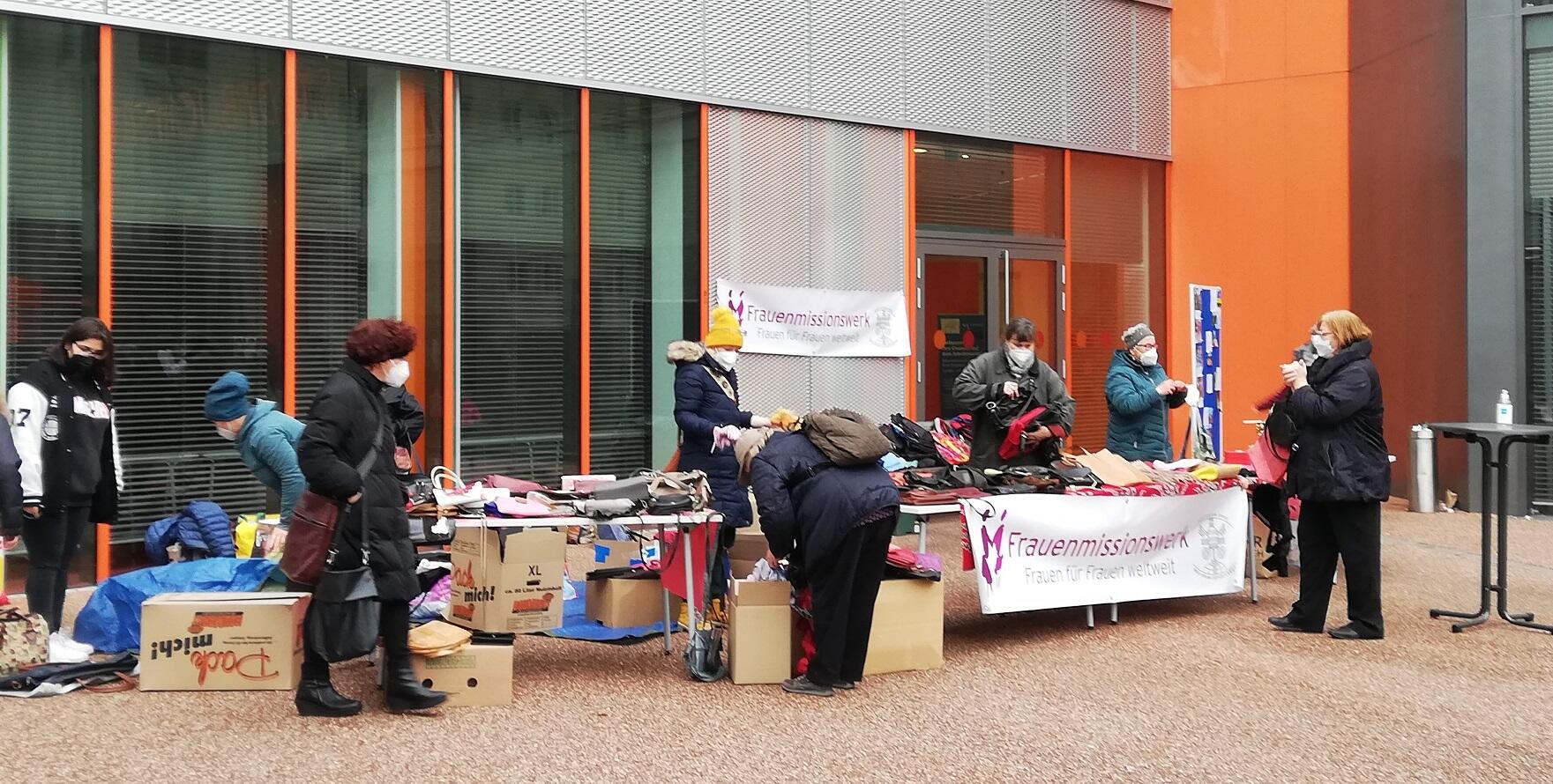 Der Flohmarkt vor der Augsburger Stadtbibliothek