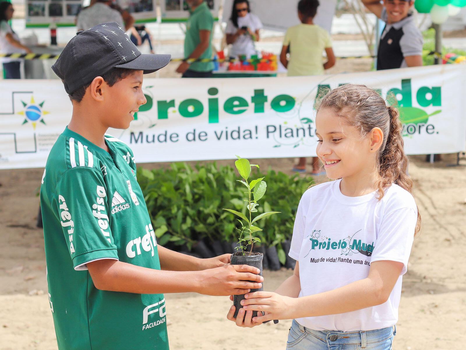 Kinder und Jugendliche vor Ort beteiligen sich an der Baumpflanzaktion (Foto: Dr. Alexander Fink / Projekte für arme Menschen e.V.)
