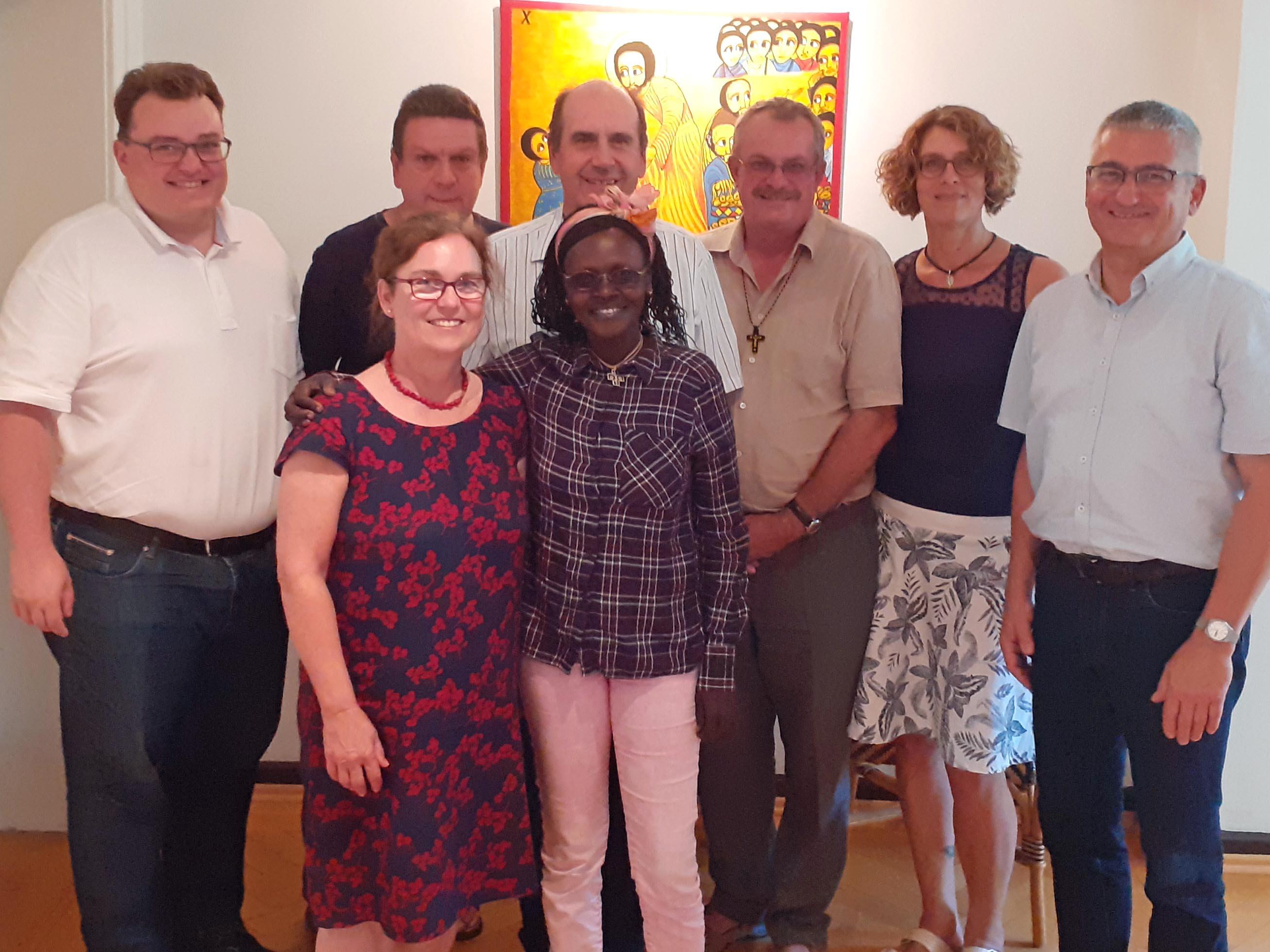Missionare-Besuch aus Kenia: (v.l.) Dr. Peter Frasch (Diözesanreferent), Andrea Decke (Projektbearbeiterin), Hermann Renz, Angela Rotich, Hubert Mößmer, Anton Mahl, Inge Abt (Projektbearbeiterin) und Anton Stegmair (Abteilungsleiter). (Foto: Abteilung Weltkirche)