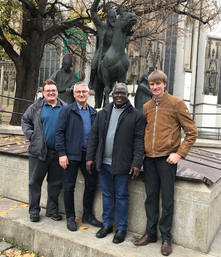 Zu einem spannenden Austausch mit der Abteilung Weltkirche und der aktion hoffnung kam Pfarrer Dr. Henry Sserwaniko Nganda aus der Diözese Kiyinda Mityana auch nach Augsburg.  Von links: Dr. Peter Frasch, Anton Stegmair, Pfarrer Henry und Johannes Müller (aktion hoffnung)