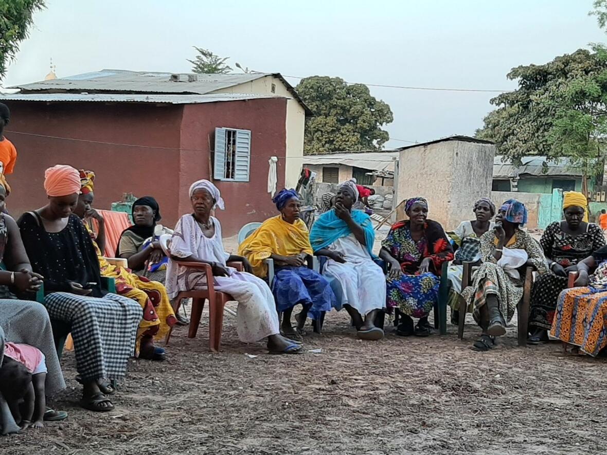 Dorfbewohner bei einer Aufklärungskampagne