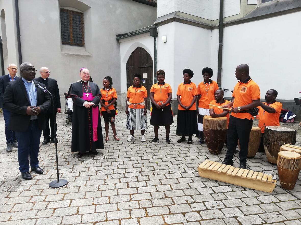 Der Chor nach dem Festgottesdienst auf dem Basilikaplatz