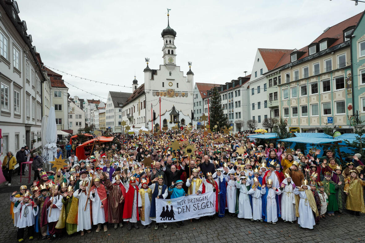 Das obligatorische Gruppenbild mit mehr als 650 Sternsingerinnen und Sternsingern auf dem Kemptener Rathausplatz. (Foto: Friedrich Stark / Kindermissionswerk)