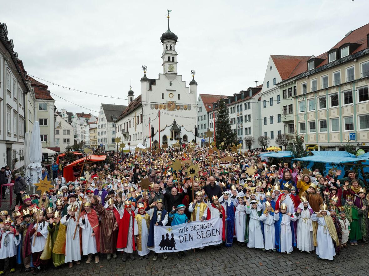 Das obligatorische Gruppenbild mit mehr als 650 Sternsingerinnen und Sternsingern auf dem Kemptener Rathausplatz. (Foto: Friedrich Stark / Kindermissionswerk)