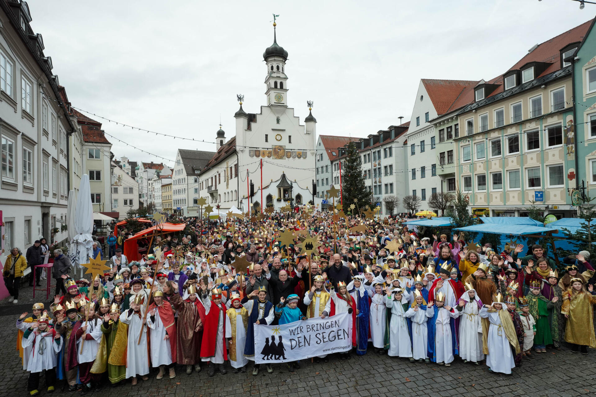 Das obligatorische Gruppenbild mit mehr als 650 Sternsingerinnen und Sternsingern auf dem Kemptener Rathausplatz. (Foto: Friedrich Stark / Kindermissionswerk)