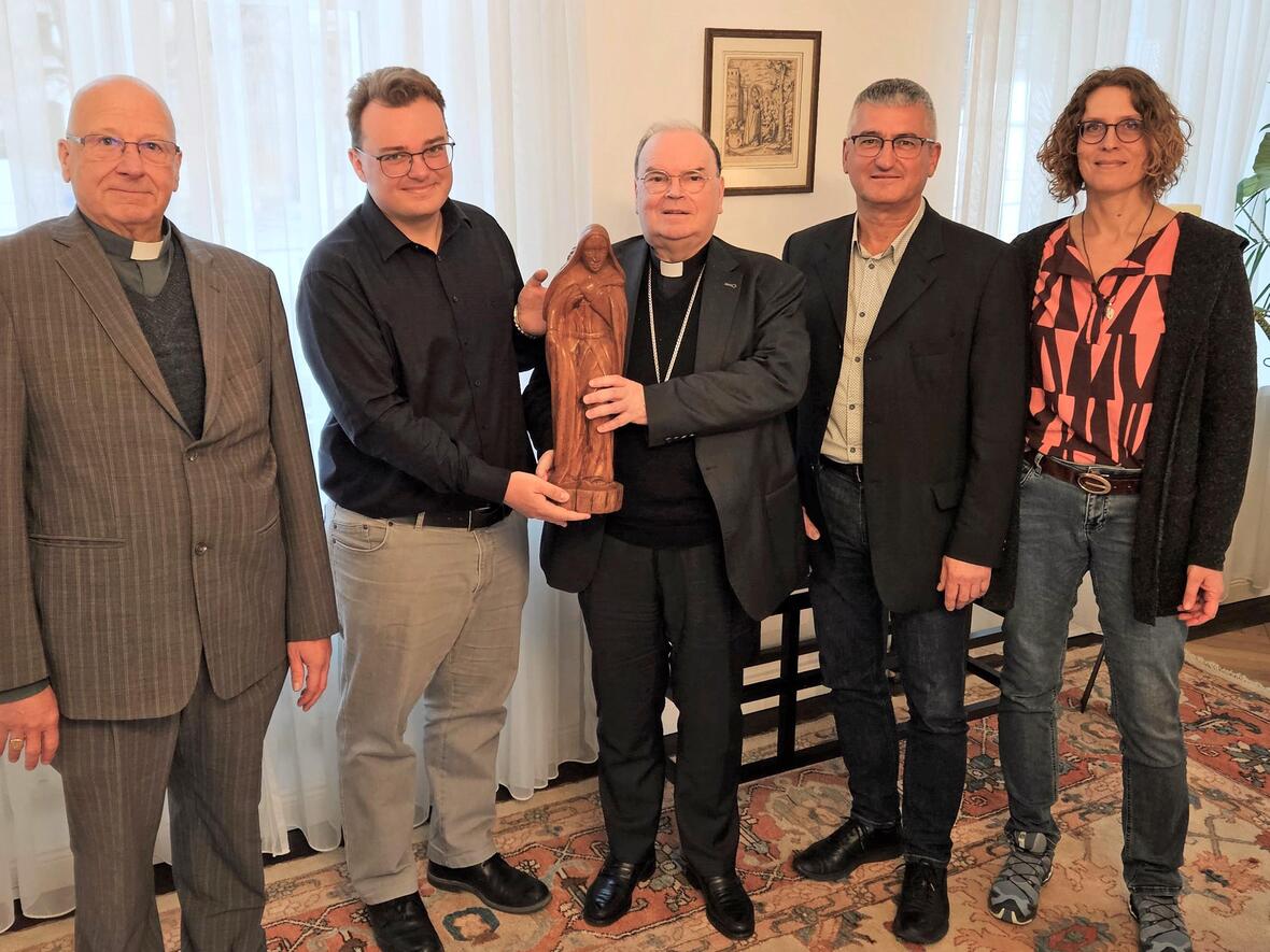 Eine Delegation der Abteilung Weltkirche bei der Überreichung des Geschenkes (v.l.): Domvikar Dr. Ernst Freiherr von Castell, Dr. Peter Frasch, Dr. Bischof Bertram Meier, Anton Stegmair und Ingeborg Abt. (Foto: Bischofshaus)