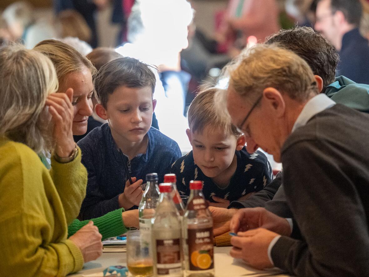 Beim anschließenden Eröffnungsprogramm hatten Groß und Klein die Gelegenheit, die Arbeit von Misereor kennenzulernen (Foto: Klara Gniaz / pba)