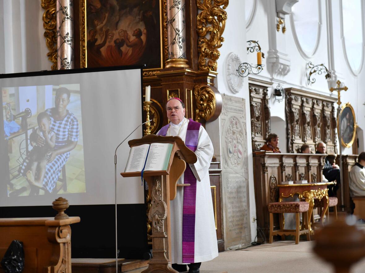Im Gottesdienst wurde den Ministrantinnen und Ministranten der Brauch des Rätschens, aber auch das diesjährige Hilfsprojekt näher vorgestellt. 