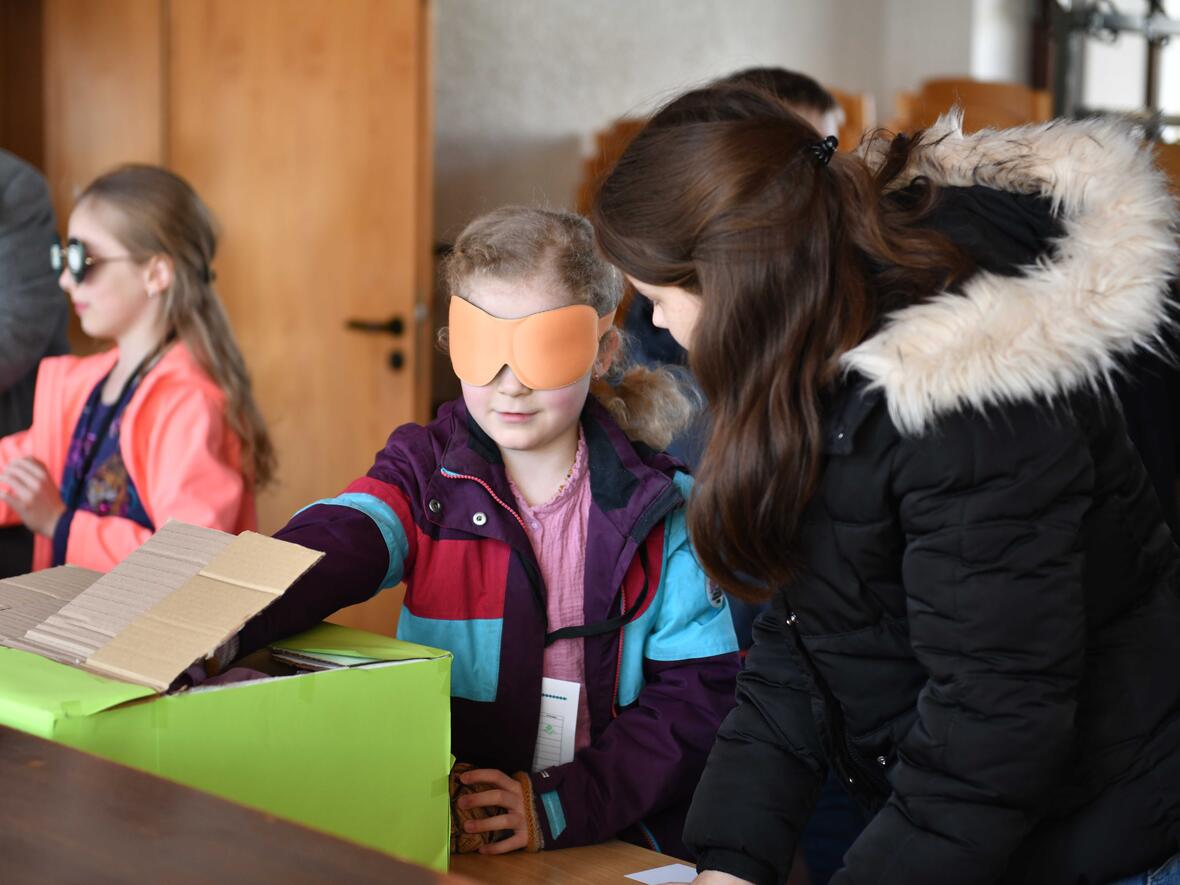 In einem Stationenlauf erfuhren die Kinder und Jugendlichen näheres über die Gegebenheiten in Uganda.