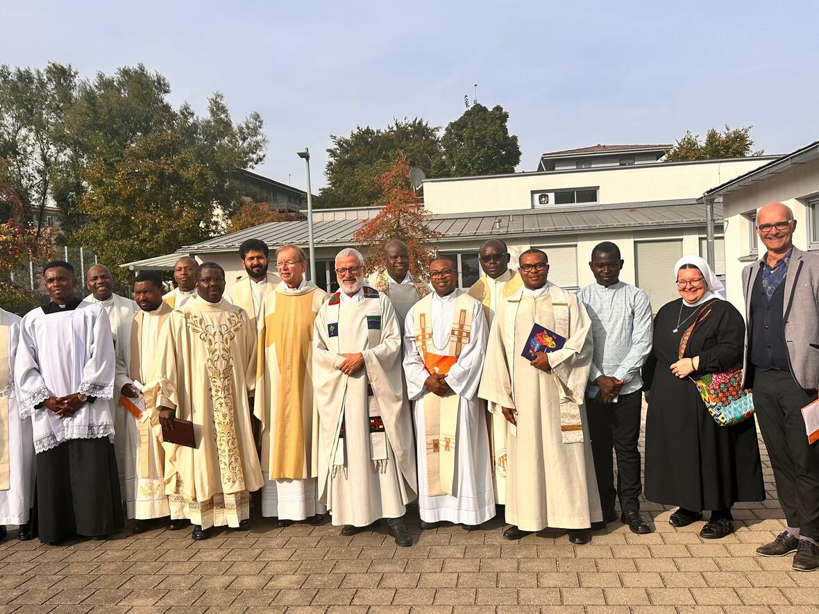 Zahlreiche Priester waren zum Fest gekommen. Mit dabei waren auch (von rechts) Anton Stegmair, Andreas Jäckel und in der Mitte: Pfarrer Vitalis Emesi, Festprediger Wolfgang Huber und Pfarrer Gerhard Groll