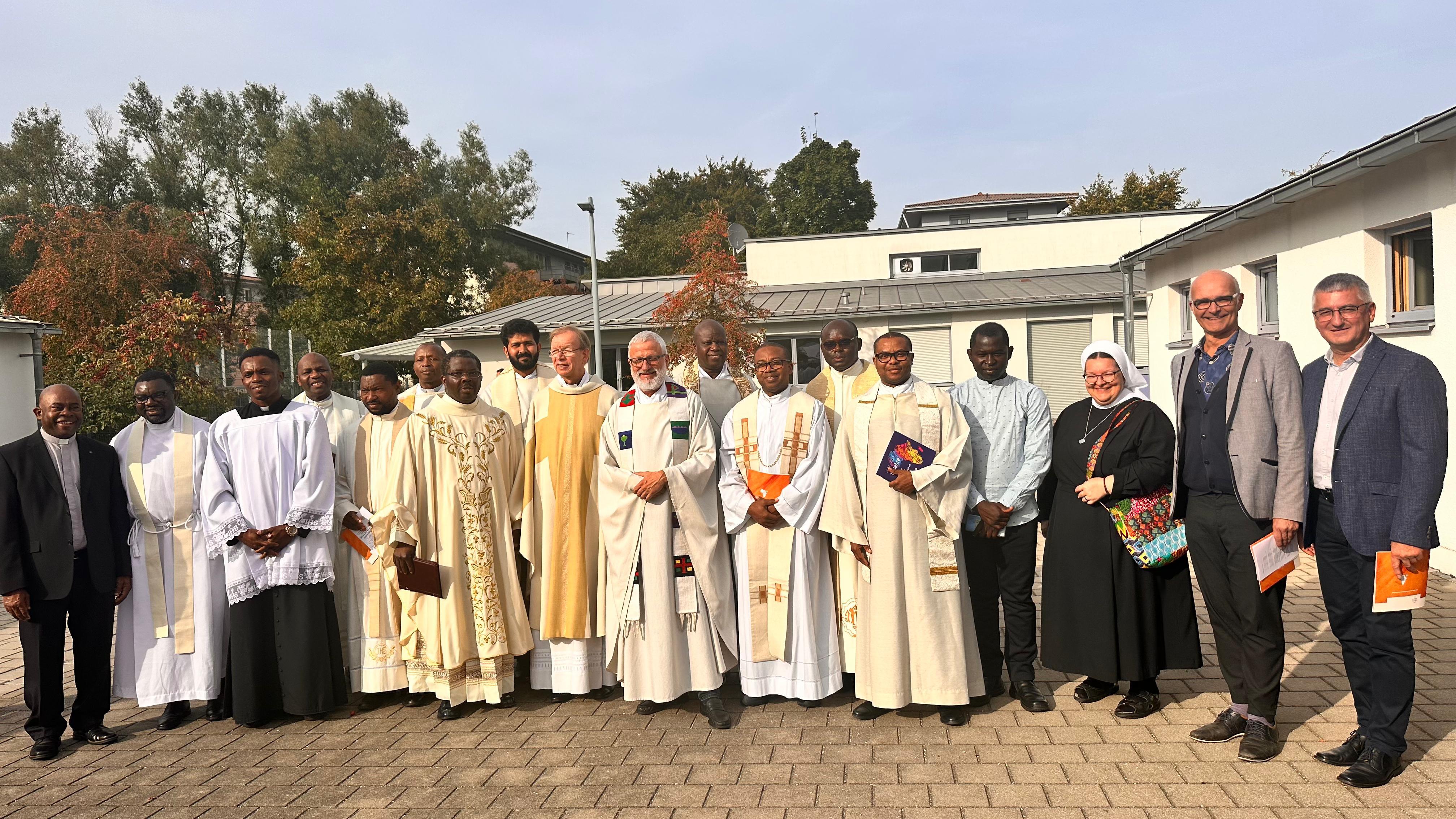 Zahlreiche Priester waren zum Fest gekommen. Mit dabei waren auch (von rechts) Anton Stegmair, Andreas Jäckel und in der Mitte: Pfarrer Vitalis Emesi, Festprediger Wolfgang Huber und Pfarrer Gerhard Groll