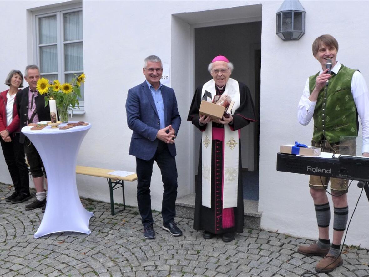 Weihbischof Josef Grünwald nahm die Segnung der neuen Räume vor