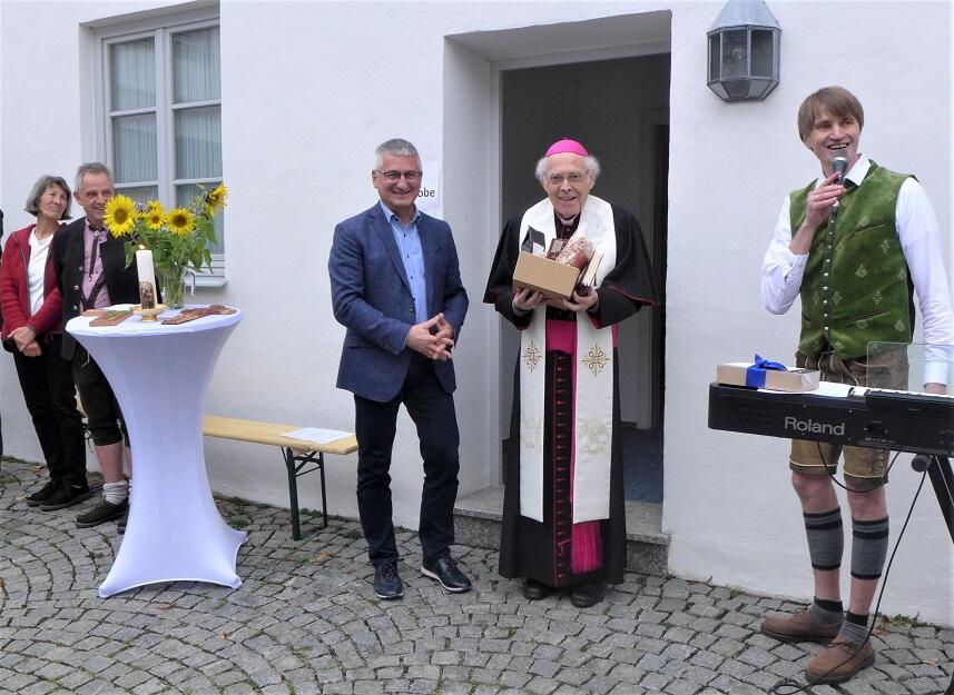 Weihbischof Josef Grünwald nahm die Segnung der neuen Räume vor