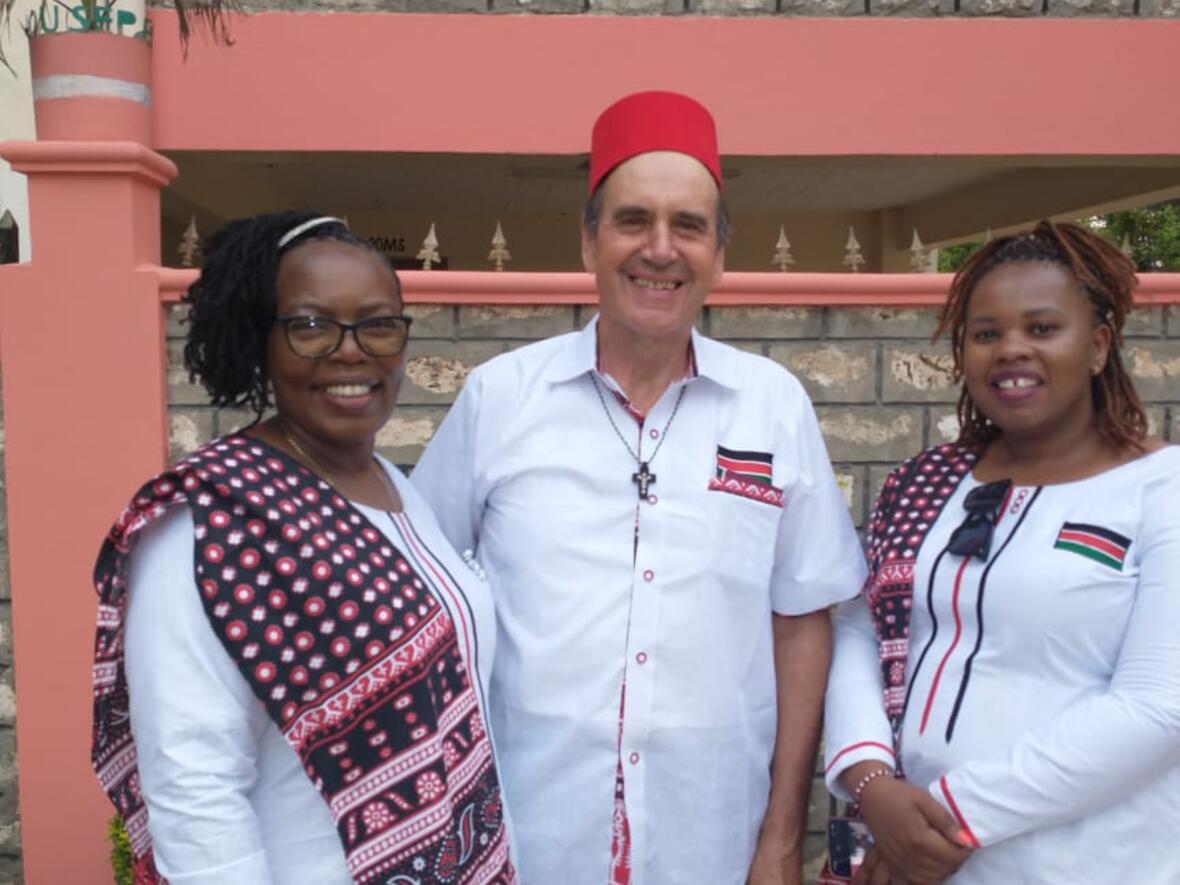 Pfarrer Hubert Mößmer bei der Ehrungsfeierlichkeit in Kenia - umgeben von zwei weiteren Preisträgerinnen