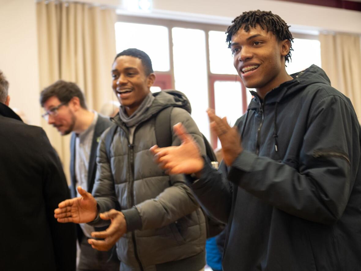 Die kolumbianischen Jugendlichen Jailer Cortés und Edwin Narvaéz freuten sich, in Deutschland von ihrer Heimat erzählen zu können (Fotos: Julian Schmidt / pba)