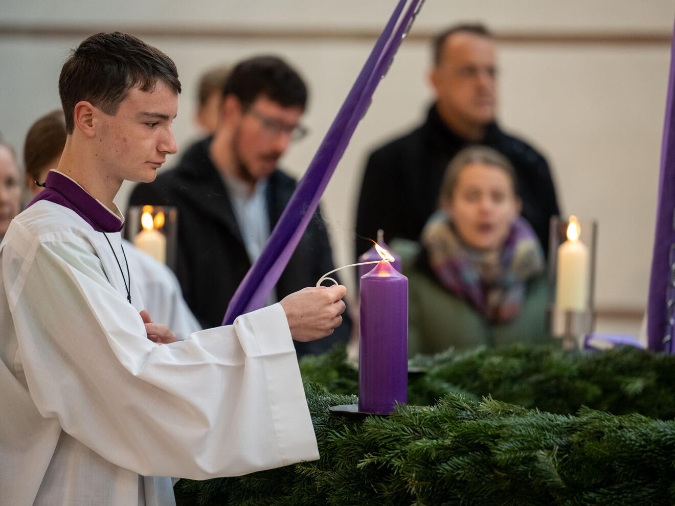 Die erste Adventskerze wird entzündet.