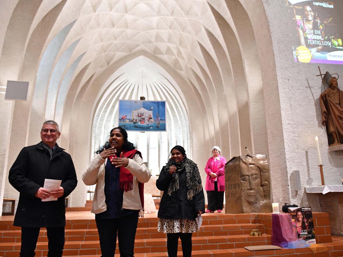 Misereor-Gast Vinayaga Devi Jayakanthan aus Sri Lanka sprach über die schicksalshafte Geschichte ihres eigenen Volkes der Hochlandtamilen und stellte ihre Projektarbeit bei der Partnerorganisation SEDEC Sri Lanka näher vor. (Fotos: Nicolas Schnall / pba)