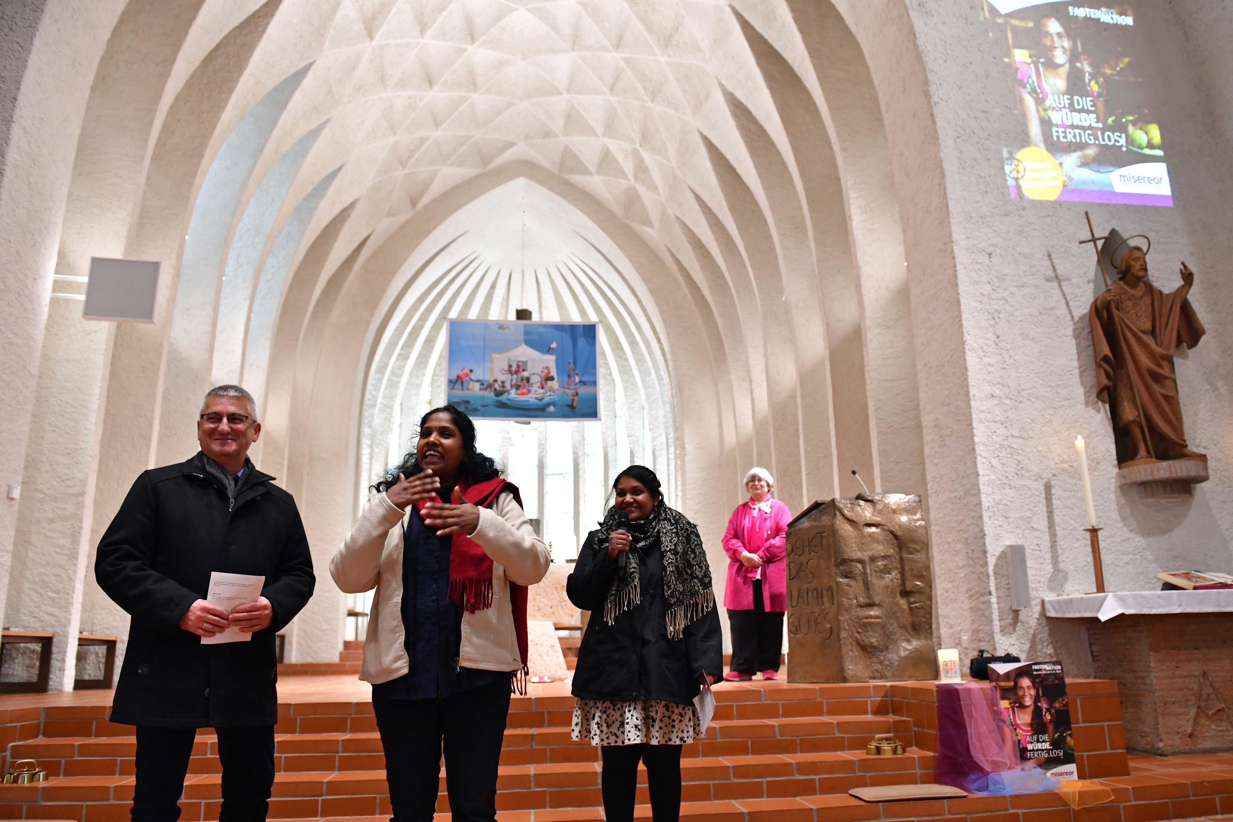 Misereor-Gast Vinayaga Devi Jayakanthan aus Sri Lanka sprach über die schicksalshafte Geschichte ihres eigenen Volkes der Hochlandtamilen und stellte ihre Projektarbeit bei der Partnerorganisation SEDEC Sri Lanka näher vor. (Fotos: Nicolas Schnall / pba)