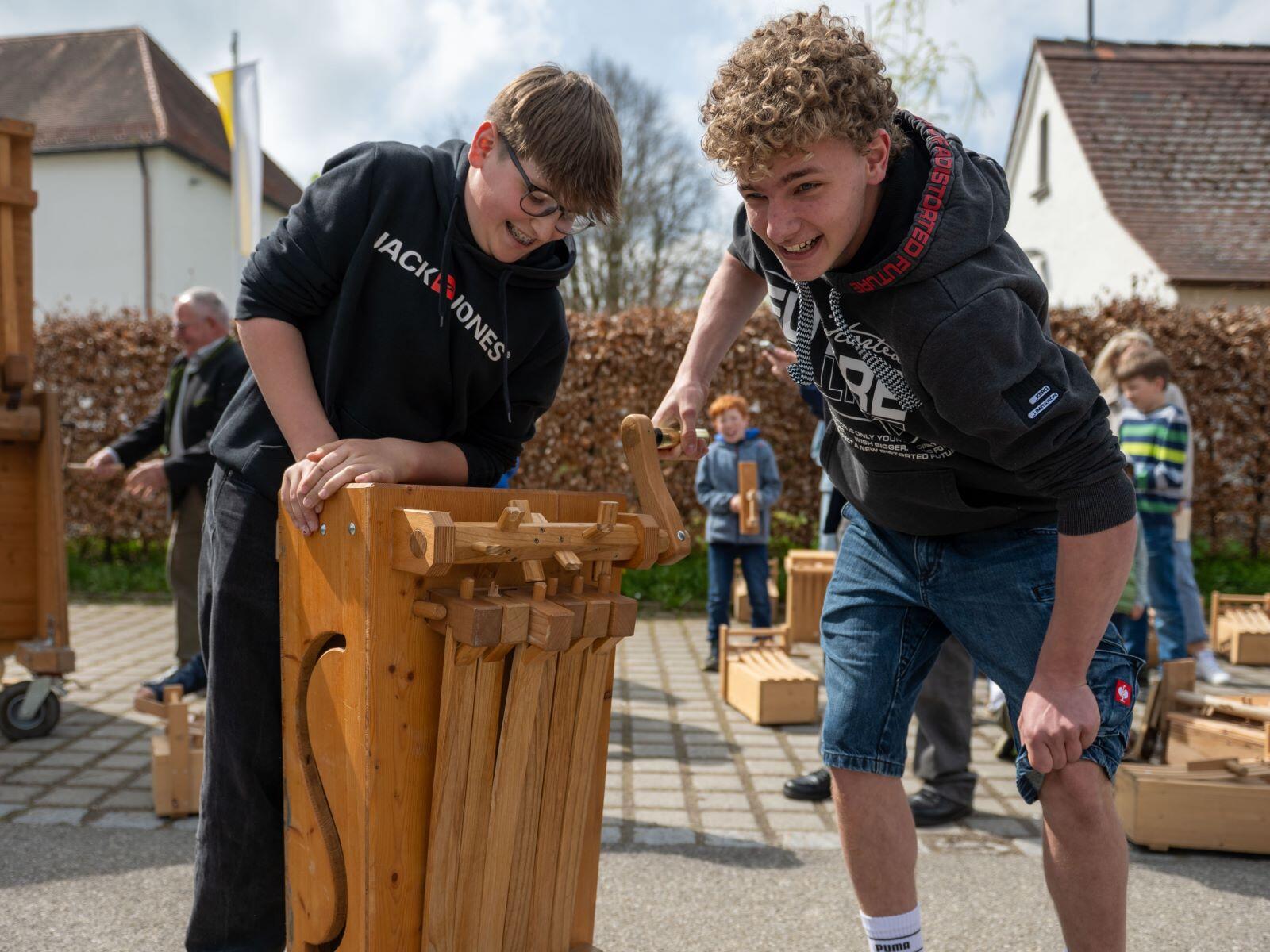 Doppel gerätscht hält besser - bei der diözesanen Rätschaktion in Westendorf (Fotos: Julian Schmidt / pba)
