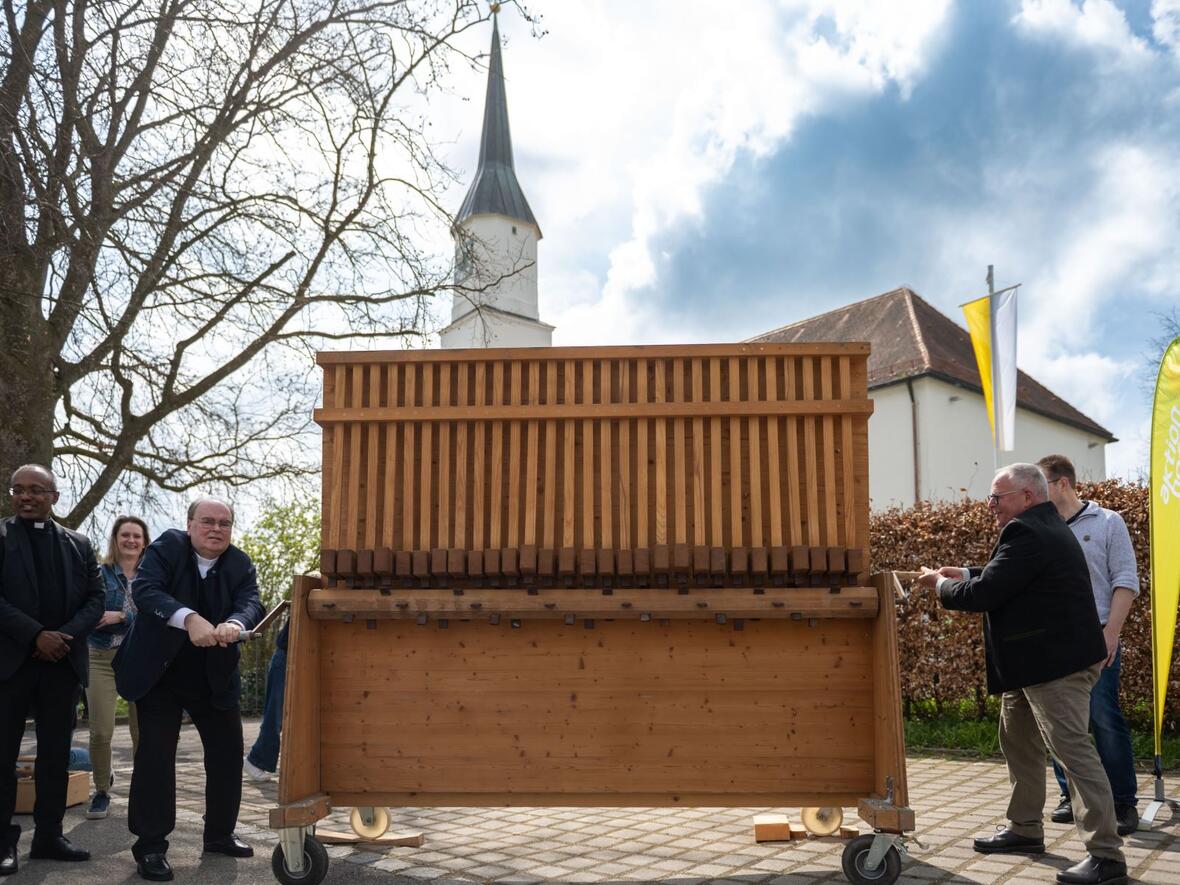 Bischof Bertram und Bürgermeister Fritz Obermaier an der Riesen-Rätsche.