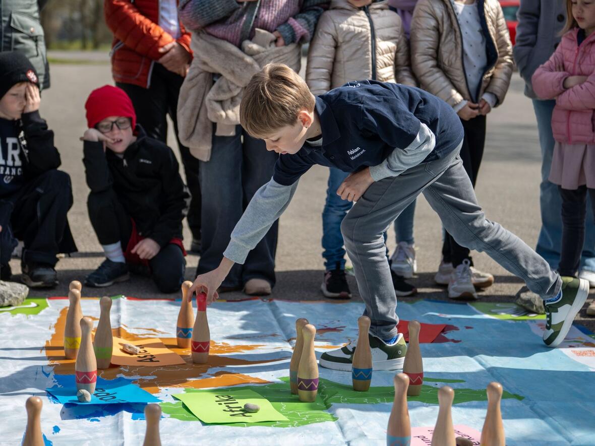 Im Programmteil konnten die Kinder unter anderem spielerisch mehr über Recht und Unrecht in der Welt erfahren.