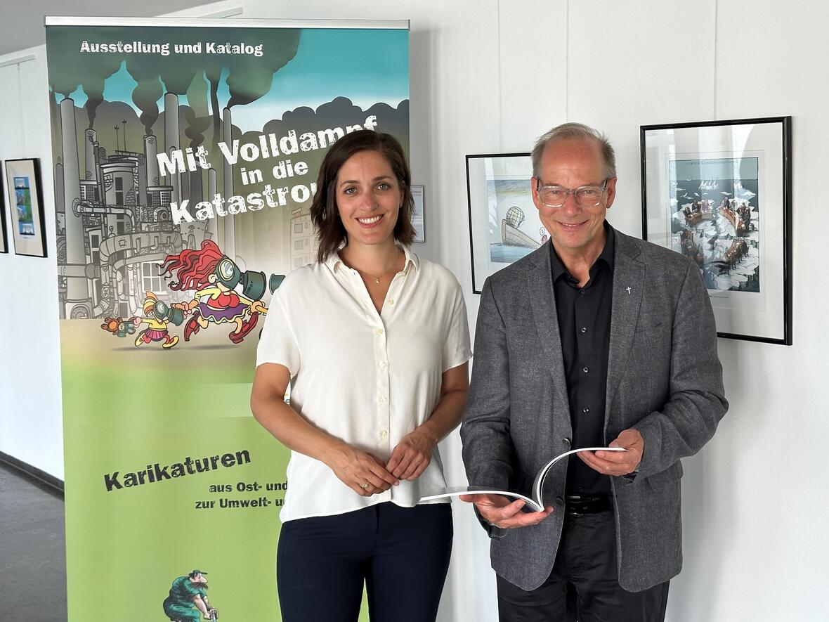 Dr. Daniela Kaschke und Direktor Dr. Christian Hartl freuen sich über die Karikaturenausstellung im Exerzitienhaus