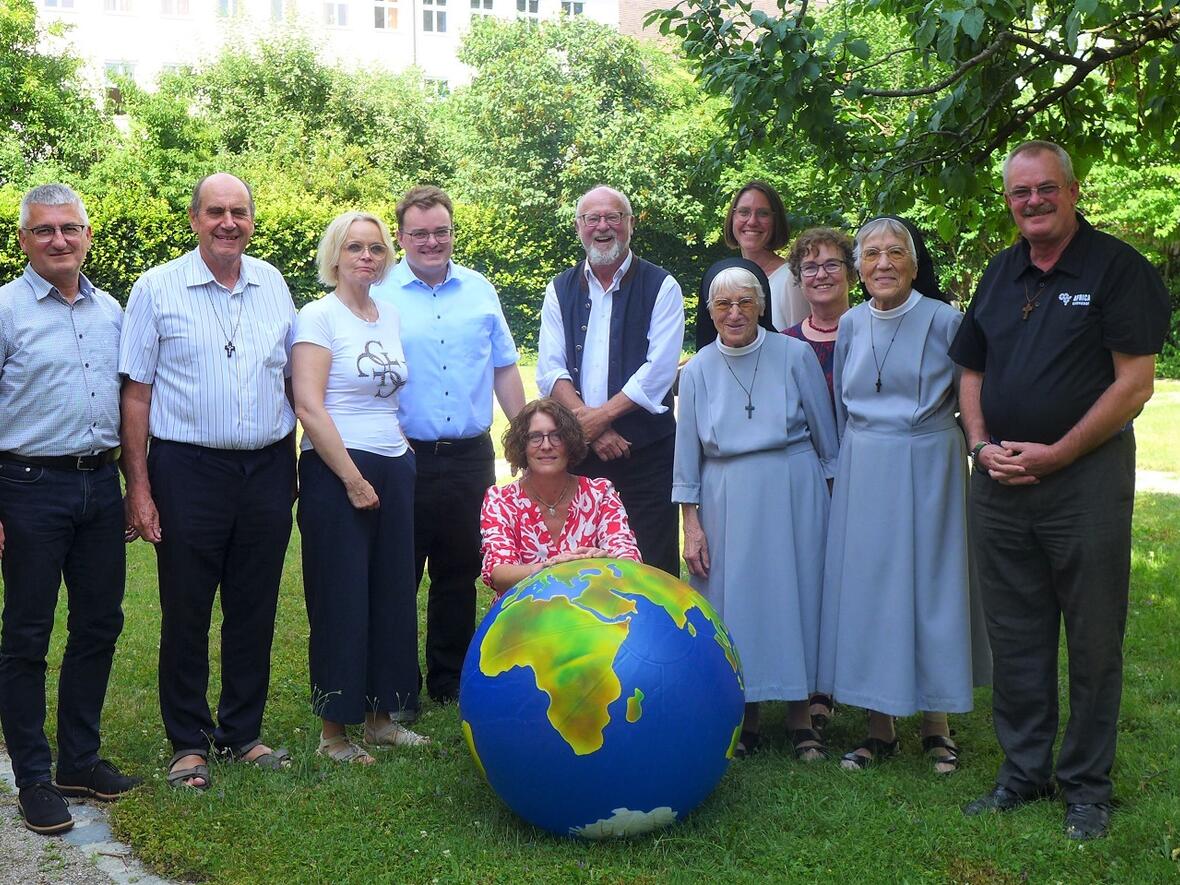 Zum Gruppenfoto stellten sich die Heimat-Urlauber-Missionare während des Treffens in der Ulrichswoche auf. Von links: Anton Stegmair, Pfarrer Hubert Mößmer (Kenia), Anita Frischko, Dr. Peter Frasch, Inge Abt, Pfr. Peter Brummer, Sr. Hiltraud Goppert (Mosambik), Mirjam Jäger, Andrea Decke, Sr. Avila Goppert (Mosambik), Pfarrer Anton Mahl (Kenia). Nicht im Bild: Johannes Müller